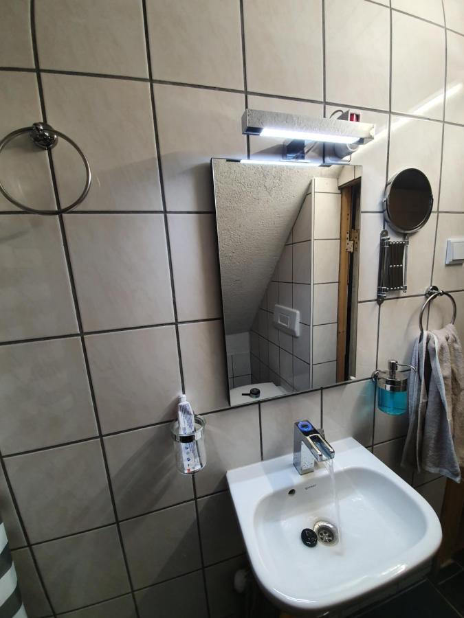 Dachgeschosswohnung In Neumuenster 2 Zimmer ภายนอก รูปภาพ