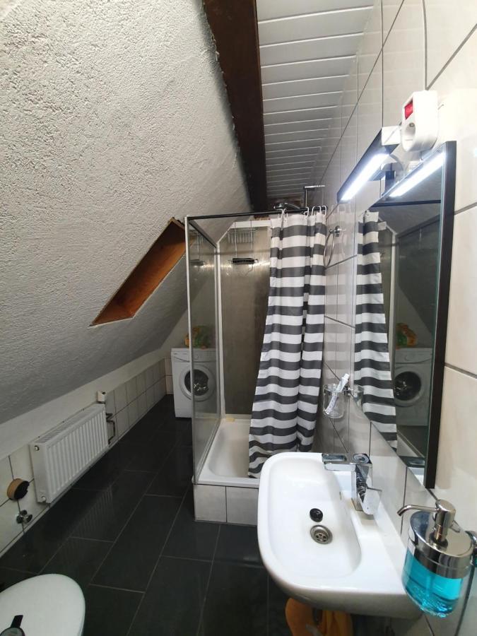 Dachgeschosswohnung In Neumuenster 2 Zimmer ภายนอก รูปภาพ